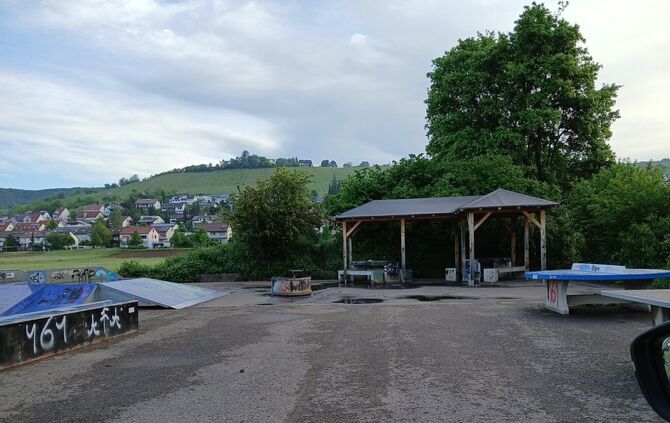Der Skatepark in Remshalden: Der Holzunterstand wurde schon mehrfach in Brand gesetzt oder durch Feuer in Mitleidenschaft gezoge