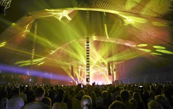 4000 Menschen passen beim Zeltspektakel ins Zelt.