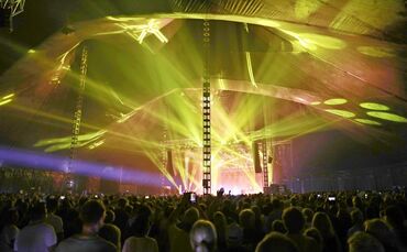 4000 Menschen passen beim Zeltspektakel ins Zelt.