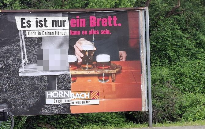 Die Bretter-Werbung von Hornbach: Die Verpixelung ist auf dem originalen Plakat natürlich nicht vorhanden.