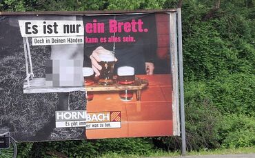 Die Bretter-Werbung von Hornbach: Die Verpixelung ist auf dem originalen Plakat natürlich nicht vorhanden.