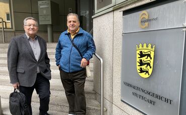 Frieder Kuhnle und Alfonso Fazio vor dem Verwaltungsgericht in Stuttgart.