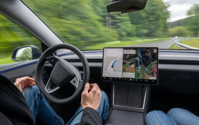 Pilotprojekt mit selbstfahrenden Teslas in der Eifel