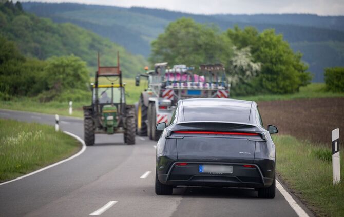 Pilotprojekt mit selbstfahrenden Teslas in der Eifel