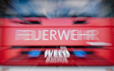 Die Feuerwehr rettete zwei Menschen mit sogenannten Fluchthauben durch ein verrauchtes Treppenhaus. (Symbolbild)