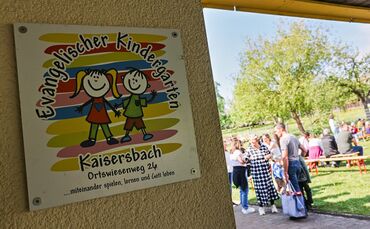 Kaisersbacher Kinder haben auf dem Gelände ihres Kinderhauses jetzt einen Wald gepflanzt - warum?