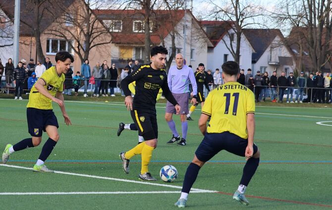 Luca Squillacioti und die Spvgg Rommelshausen (mit Ball) lagen lange auf Platz eins – und wurden dann vom SV Hegnach überholt.