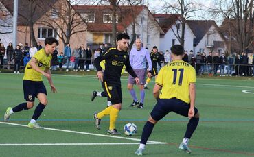Luca Squillacioti und die Spvgg Rommelshausen (mit Ball) lagen lange auf Platz eins – und wurden dann vom SV Hegnach überholt.