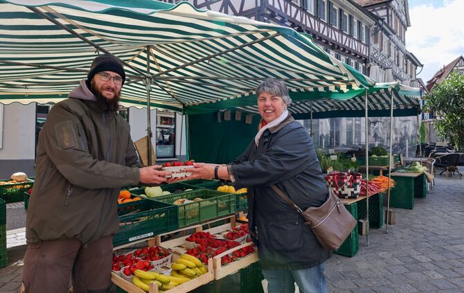 Doris Fritz freut sich über Erdbeeren vom Stand der Familie Jeuter auf dem Wochenmarkt Schorndorf.