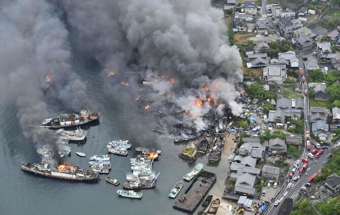 Großbrand in einer Abwrackwerft in Japan