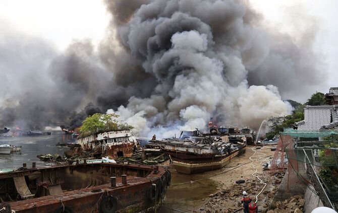 Großbrand in einer Abwrackwerft in Japan