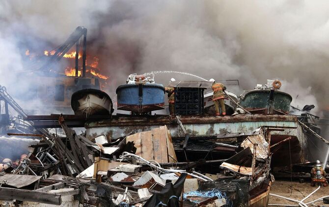 Großbrand in einer Abwrackwerft in Japan