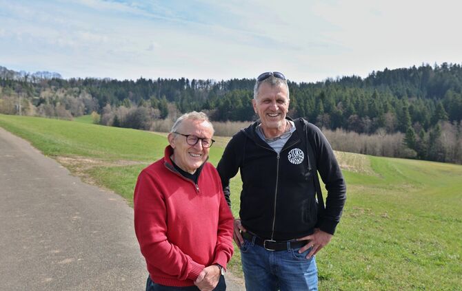 Auf der grünen Wiese beim Stixenhof errichtet die Bürgerenergie Schwäbischer Wald ihre erste Photovoltaik-Freiland-Anlage, erklä
