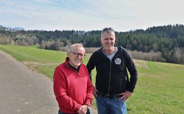 Auf der grünen Wiese beim Stixenhof errichtet die Bürgerenergie Schwäbischer Wald ihre erste Photovoltaik-Freiland-Anlage, erklä
