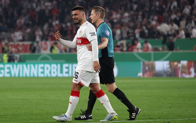 Deniz Undav kann seinen Frust über eine Entscheidung von Schiedsrichter Tobias Welz nicht verbergen.