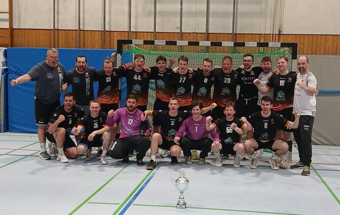 Der VfL Waiblingen II, Aufsteiger in die Handball-Landesliga und Bezirkspokalsieger. Hintere Reihe von links: Männer-Vorstand Fr