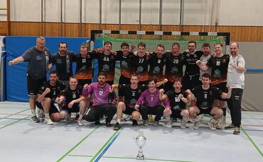 Der VfL Waiblingen II, Aufsteiger in die Handball-Landesliga und Bezirkspokalsieger. Hintere Reihe von links: Männer-Vorstand Fr