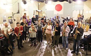 Laut, sexy, stark: Groove Inclusion, die Band, bei der etwa die Hälfte der Mitglieder eine "amtlich bescheinigte Behinderung" ha