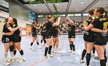 Geschafft! Die Handballerinnen lagen sich nach dem Spiel in den Armen.