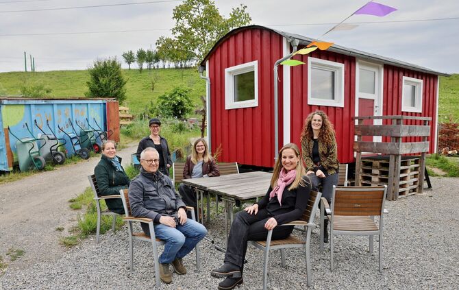 Gründerin Vanessa Fernandez (rechts) zusammen mit ihren Mitstreiterinnen und Peter Beck vom Jugendfarmverein.