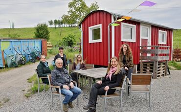 Gründerin Vanessa Fernandez (rechts) zusammen mit ihren Mitstreiterinnen und Peter Beck vom Jugendfarmverein.