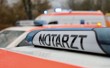 Das Mädchen verletzte sich beim Sturz und wurde daraufhin in eine Klinik gebracht (Symbolfoto).