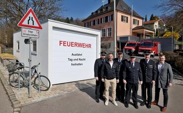 Der Mannschaftstransportwagen der Walkersbacher Feuerwehr steht jetzt sicher in einer neuen Garage.