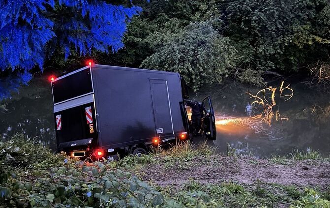 Lastwagen im Altrhein