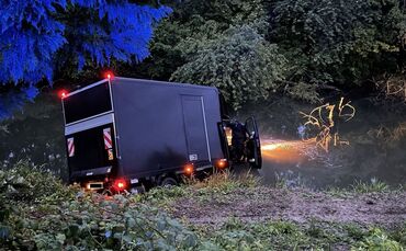 Lastwagen im Altrhein