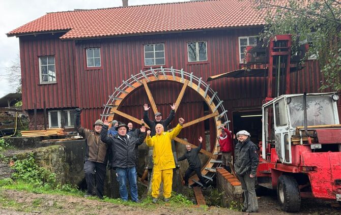 Das Mühlenteam präsentiert das neusanierte Mühlrad an der Hundsberger Sägmühle in Gschwend.