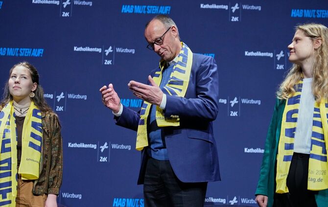 Der Kanzler zeigt sich in Würzburg selbstkritisch.