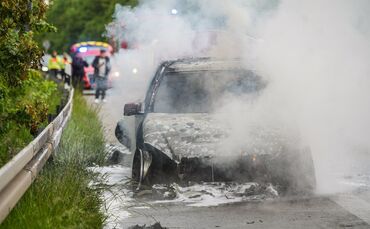 Ein Mercedes ist auf der B14 in Brand geraten.