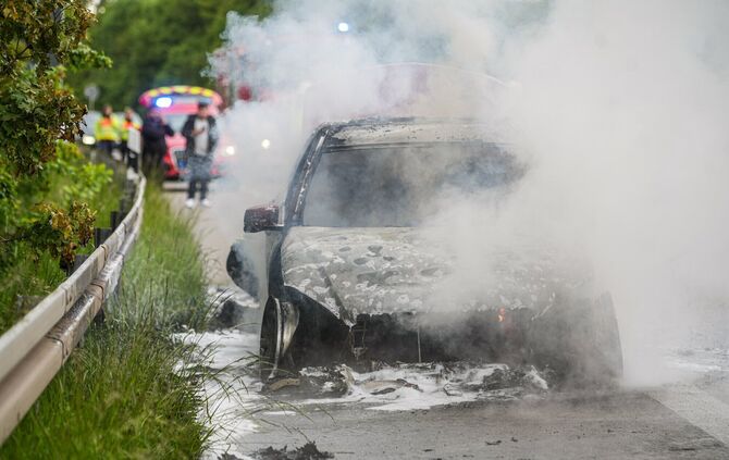 Ein Mercedes ist auf der B14 in Brand geraten.