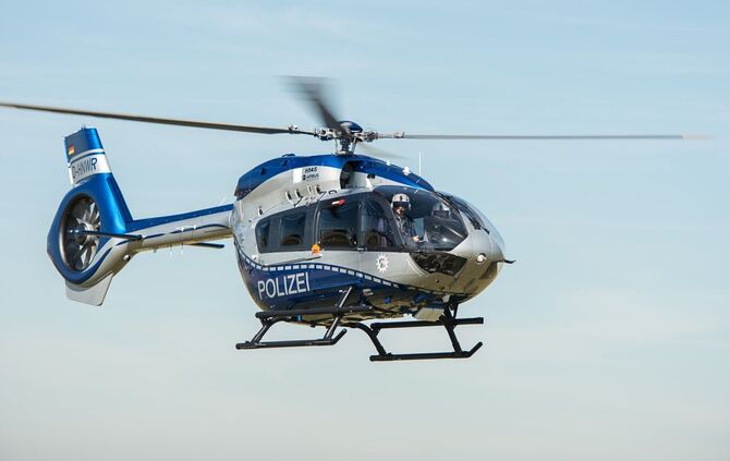 Die Polizei sucht mit einem Hubschrauber nach dem Täter. (Symbolbild)