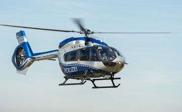Die Polizei sucht mit einem Hubschrauber nach dem Täter. (Symbolbild)
