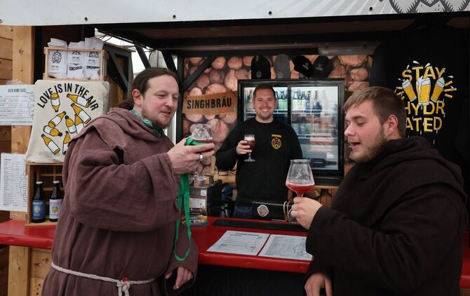 Braumeister und Biersommelier Danilo Paulus (Mitte) von Singhbräu aus Weilheim/Teck, eingerahmt von "Bierschoff" (links) und sei