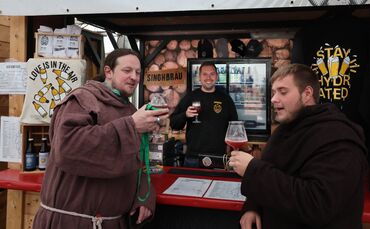 Braumeister und Biersommelier Danilo Paulus (Mitte) von Singhbräu aus Weilheim/Teck, eingerahmt von "Bierschoff" (links) und sei