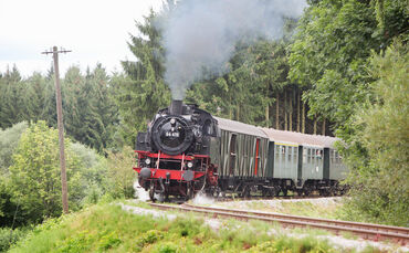 Mit einer Dampflok bewältigt die Waldbahn den Aufstieg im Wieslauftal.