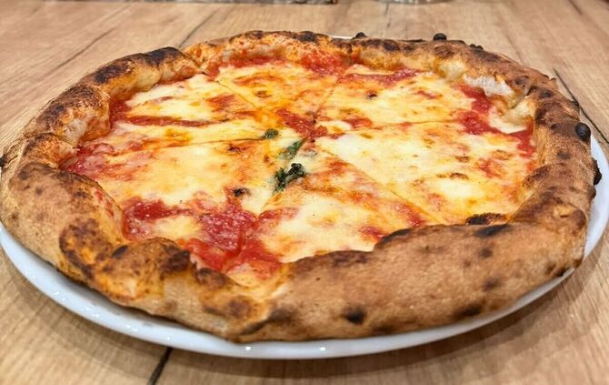 Mutige vor: Eine Pizza der besonders scharfen Sorte wird kommende Woche im Schwaben Resort am Ebnisee für den guten Zweck servie