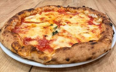 Mutige vor: Eine Pizza der besonders scharfen Sorte wird kommende Woche im Schwaben Resort am Ebnisee für den guten Zweck servie