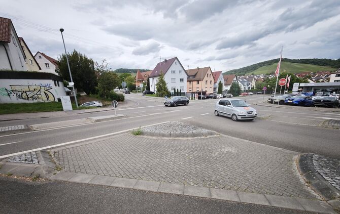Rund um die Kreuzung gibt es zwar schon Querungshilfen - aber keinen Zebrastreifen. Immer wieder kommt es zu Unfällen.