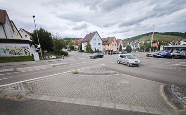 Rund um die Kreuzung gibt es zwar schon Querungshilfen - aber keinen Zebrastreifen. Immer wieder kommt es zu Unfällen.