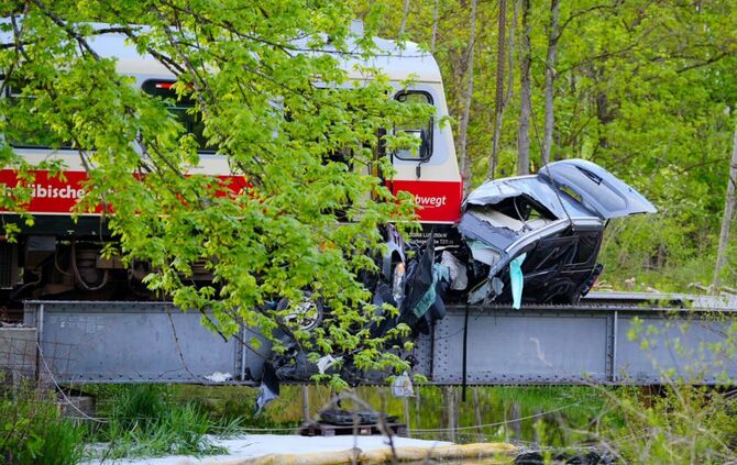Zug erfasst Auto auf Schwäbischer Alb - Mann schwer verletzt