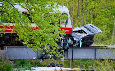 Zug erfasst Auto auf Schwäbischer Alb - Mann schwer verletzt