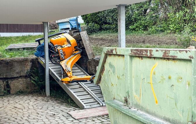 Durch einen umgekippten Mini-Bagger erlitt ein Arbeiter in Backnang schwere Verletzungen.