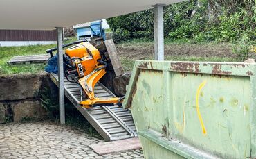 Durch einen umgekippten Mini-Bagger erlitt ein Arbeiter in Backnang schwere Verletzungen.