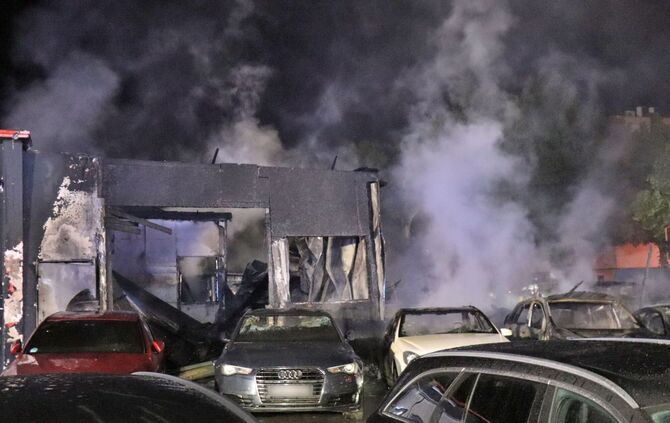 Brand in einem Autohaus in Mannheim