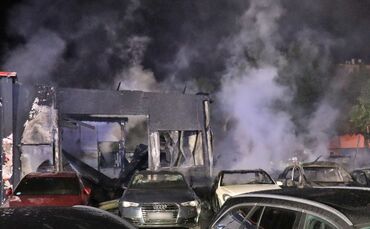 Brand in einem Autohaus in Mannheim