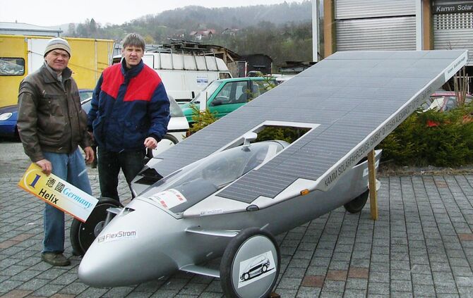 Joachim Kamm und Martin Oberdörfer-Schmidt (rechts) mit dem Solar-Rennmobil "Helix" (Archivbild).