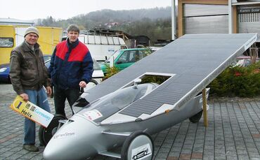 Joachim Kamm und Martin Oberdörfer-Schmidt (rechts) mit dem Solar-Rennmobil "Helix" (Archivbild).